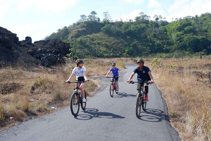 バトゥール山：天然温泉付き黒溶岩サイクリング ツアー