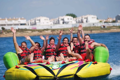 Alicante : Le canapé en folie propulsé par un bateau