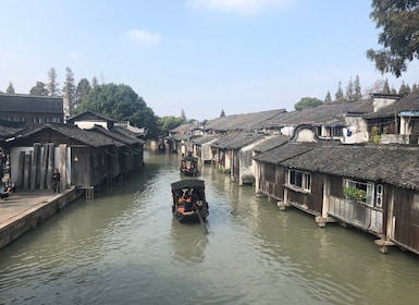 Pueblo acuático de Zhujiajiao: recorrido privado con escala en Shanghái