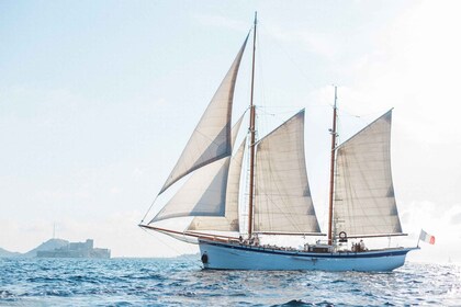 Marseille : Croisière à voile du parc national des Calanques avec déjeuner