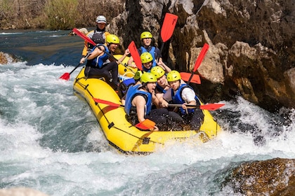 Delad: Cetina River Whitewater Raft Trip med pickup-alternativ