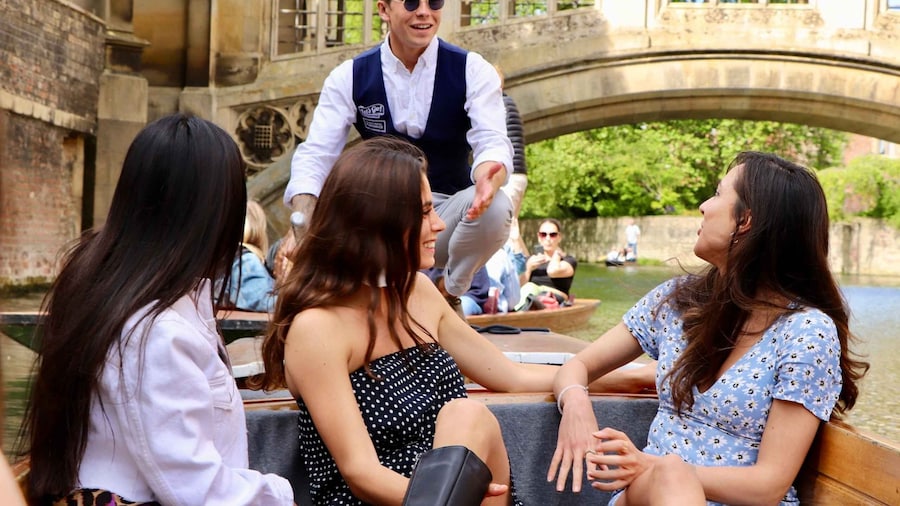 Cambridge: Private Chauffeured Punting Tour