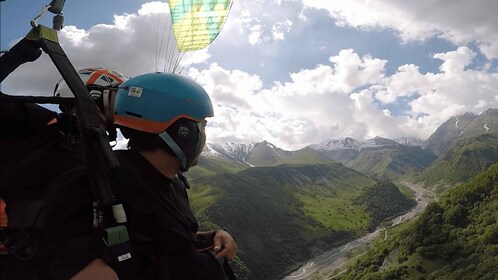 Georgia: Paragliding tandem flight in Gudauri with video