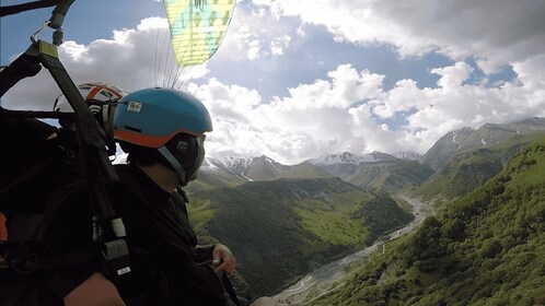 Georgia: Paragliding tandem flight in Gudauri with video