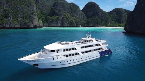 Excursion d’une journée sur l’île Phi Phi en ferry croisière avec déjeuner