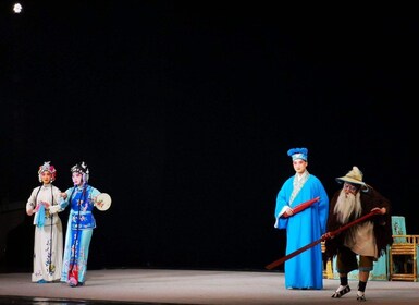 Sichuan opera show at JinJiang theatre