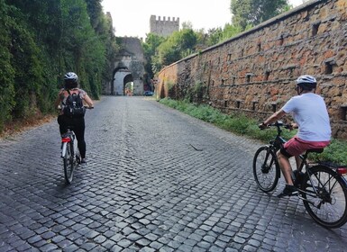 Roma: Tur Sepeda E-Bike Pribadi Appian Way dengan Roman Underground