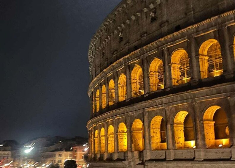 Rome: Nighttime Tour Outside the Colosseum with Local Guide