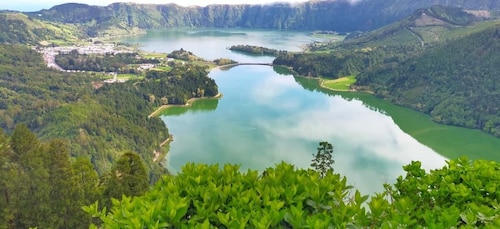 Ponta Delgada: Private Tour Sete Cidades Green & Blue Lakes