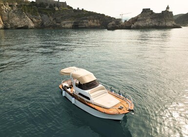 From La Spezia: Cinque Terre Boat Tour with Lunch and Drinks