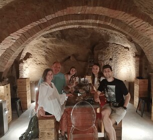 Degustación de vinos subterráneos de Siena en una cueva medieval