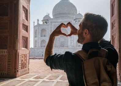 Agra: Tiket Loncat Antrian Taj Mahal Lengkap & Tur Berpemandu