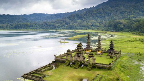 Bali : Trek des cascades de Munduk, lacs jumeaux et temple excursion