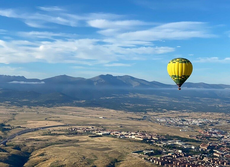 Segovia: Hot Air Balloon Ride with Picnic and Activity Video