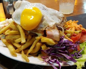 Disfrute de un plato típico uruguayo: Chivito y Tannat Wine