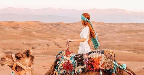 Balade à dos de chameau dans le désert d'Agafay au coucher du soleil