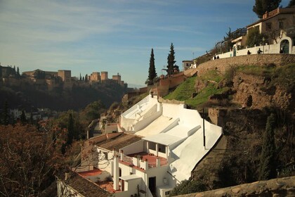 Granada: Albaicin en Sacromonte E-Bike Tour