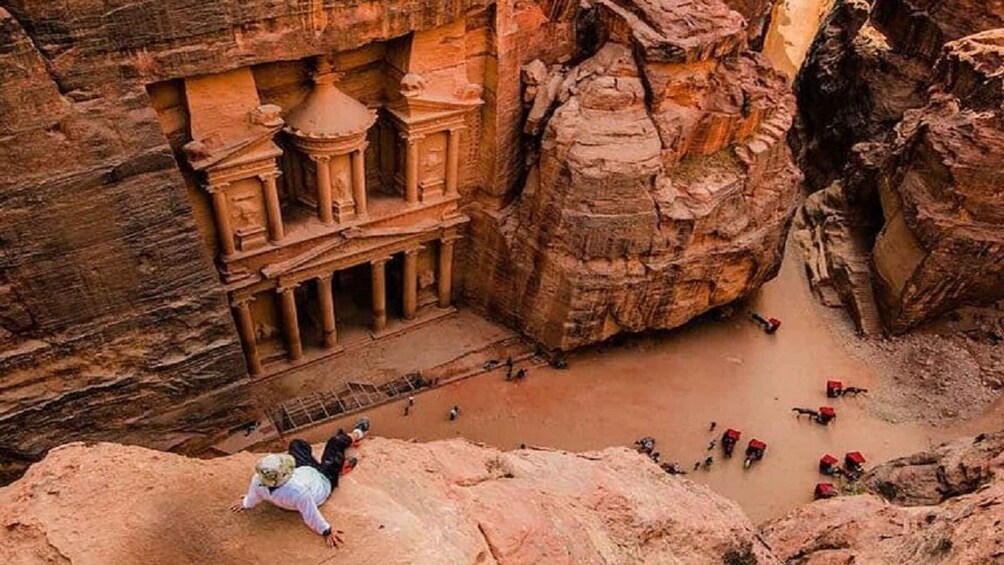 From Amman: Private Day Tour to Petra & Wadi Rum