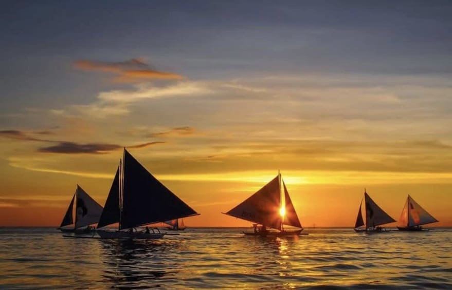 Boracay: Sunset Paraw Sailing Trip with Photos