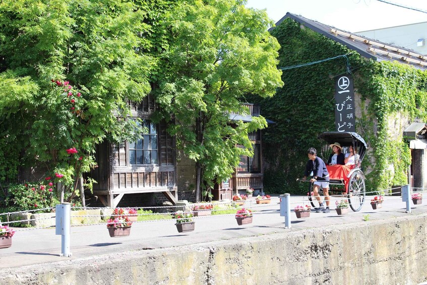 Otaru: Private Otaru Sightseeing Tour by Rickshaw