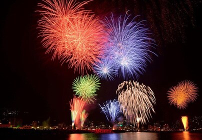 Honolulu: Friday Night Fireworks Cruise with Music