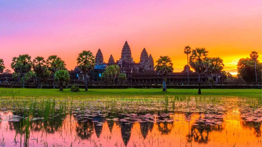 Small-Group Explore Angkor Wat Sunrise Tour with Guide