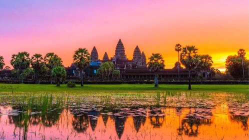 Small-Group Explore Angkor Wat Sunrise Tour with Guide