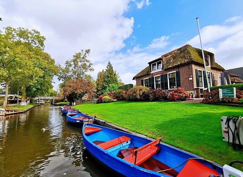 Amsterdam: Giethoorn, Afsluitdijk and Zaanse Schans Day Trip