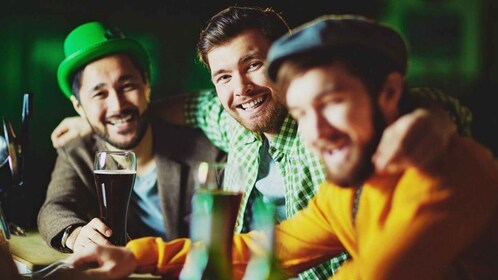 Albufeira: 5 Bars and 1 Nightclub Pub Crawl with Free Shots
