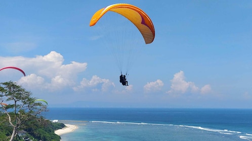 Bali: Uluwatu or Nusa Dua Beach Paragliding Experience