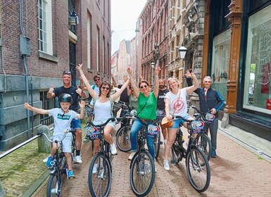Amsterdam: Off the Beaten Path Bike Tour in French