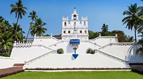 Goa: Baga Beach & The Basilica of Bom Jesus Highlights Tour