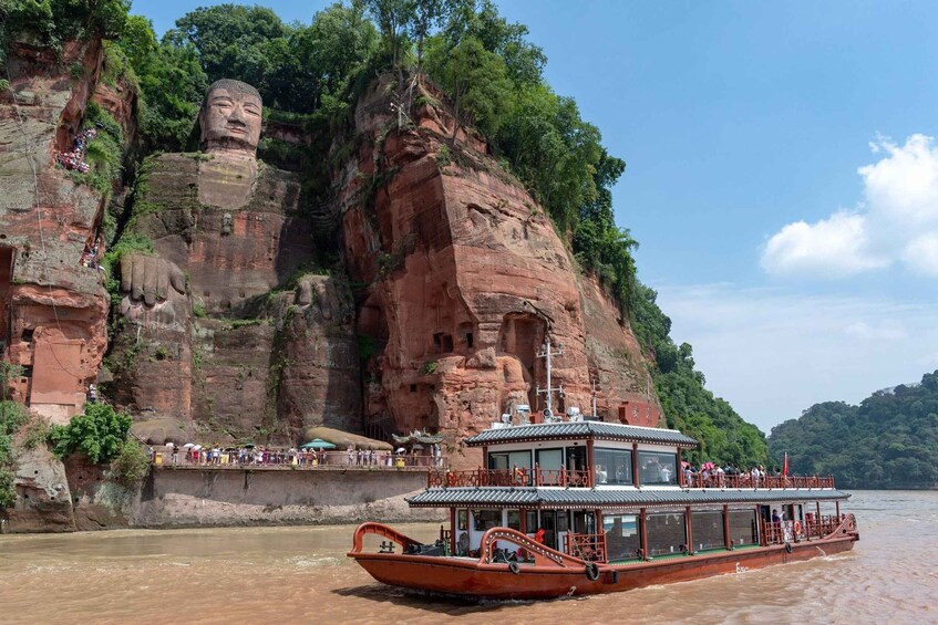 Chengdu: Private Day Tour to the Leshan Giant Buddha