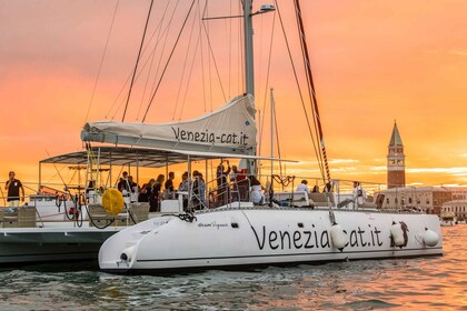 Venezia: Jazzcruise med katamaran og aperitivo i solnedgangen