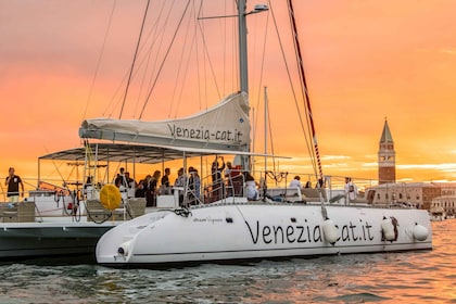 Venice: Catamaran Sunset Jazz Cruise with Aperitivo