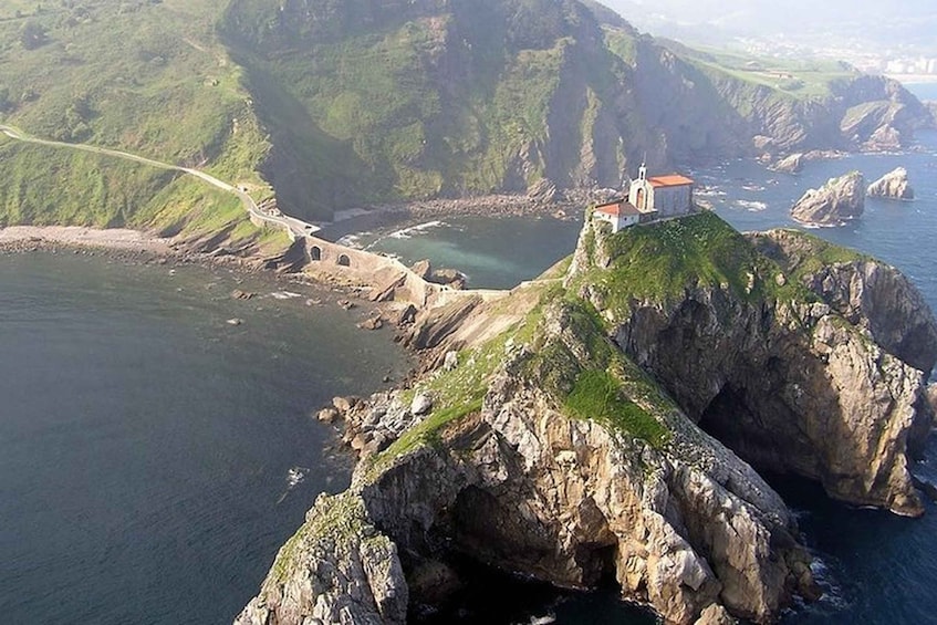 Bilbao: San Juan de Gaztelugatxe and Txakoli Wine Day Trip