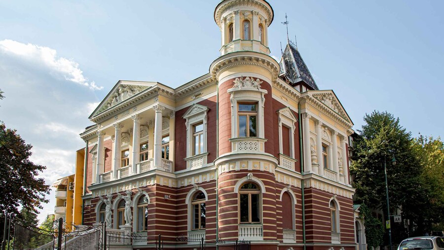 Sarajevo: Cable Car and Olympic Museum Guided Walking Tour