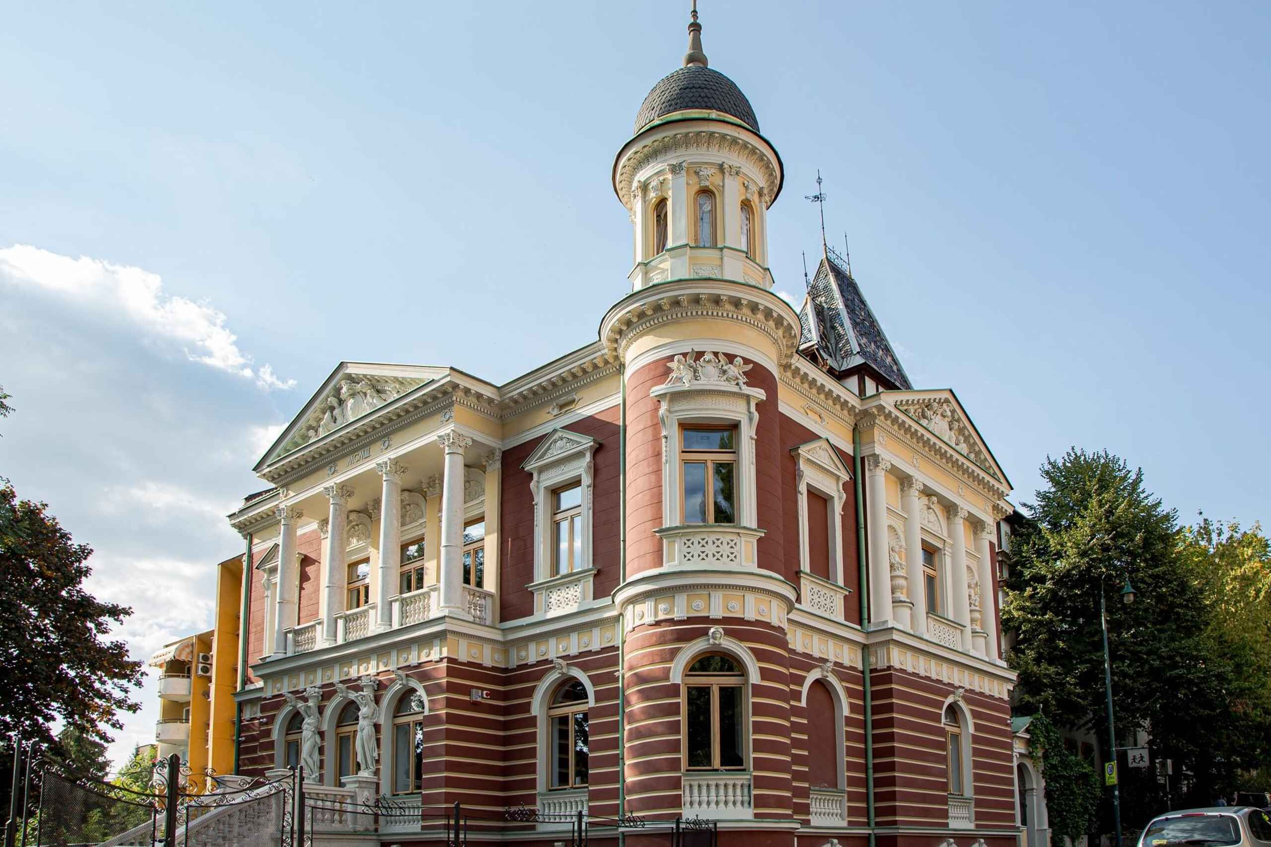 Sarajevo: Cable Car and Olympic Museum Guided Walking Tour