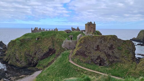 From Aberdeen: Guided Day Trip, Coast & Castle Visit