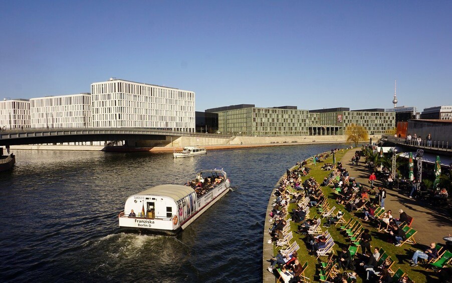 Picture 2 for Activity Berlin: Boat Tour with Tour Guide