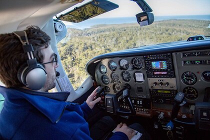 Hobart: vuelo y crucero en la zona silvestre del suroeste con almuerzo