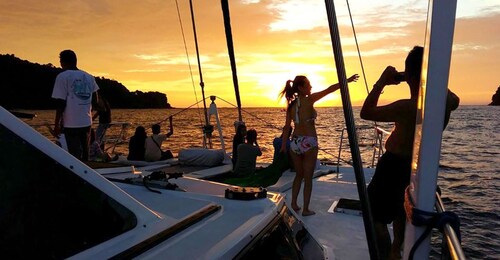 Langkawi: viaje con cena en crucero al atardecer en Kuah Yacht