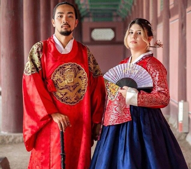 Hanbok Photo Tour at a Palace by Daehanhanbok