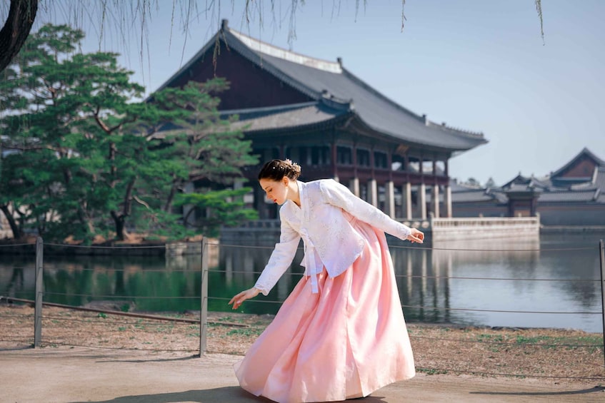 Picture 4 for Activity Hanbok Photo Tour at a Palace by Daehanhanbok