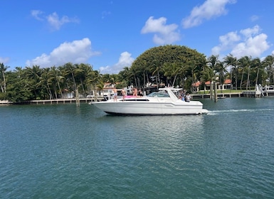 Miami: Private Yacht Rental Tour with Champagne and Snorkel