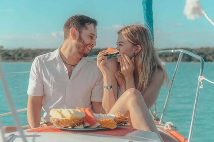 Bacalar: 4hr Private Sailing Tour with Guacamole & Drinks