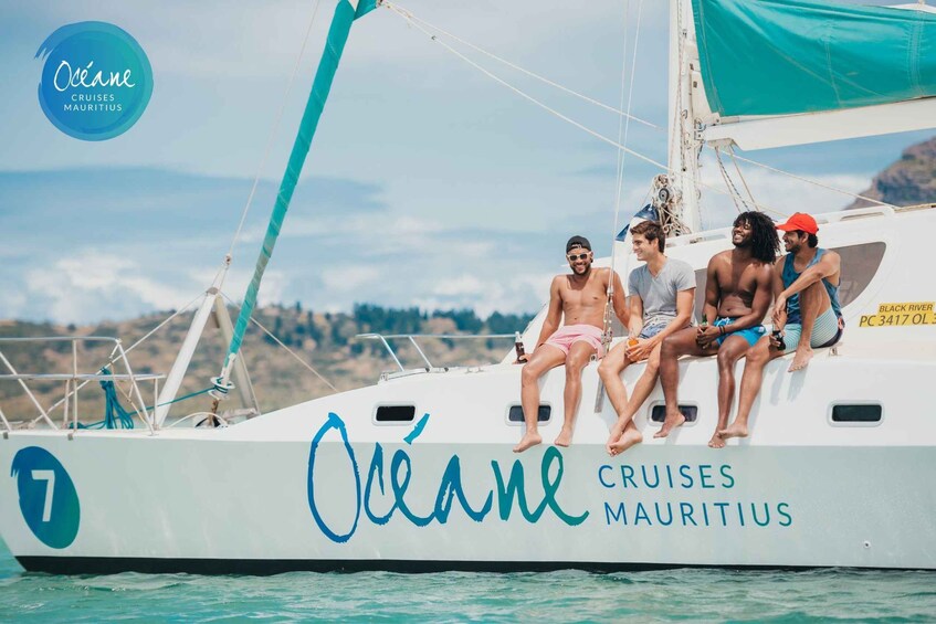 Ile aux Benitiers: Shared OCÉANE full-day Catamaran Cruise