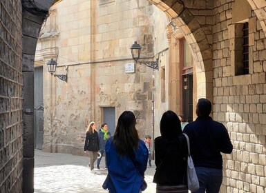 Barcelona: Gothic Quarter Guided Tour with Flamenco & Tapas