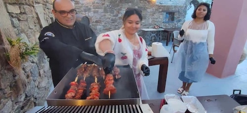 Cours de souvlaki à Mykonos