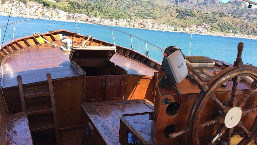 Taormina: Boat Tour to Taormina & Giardini Naxos with Drink